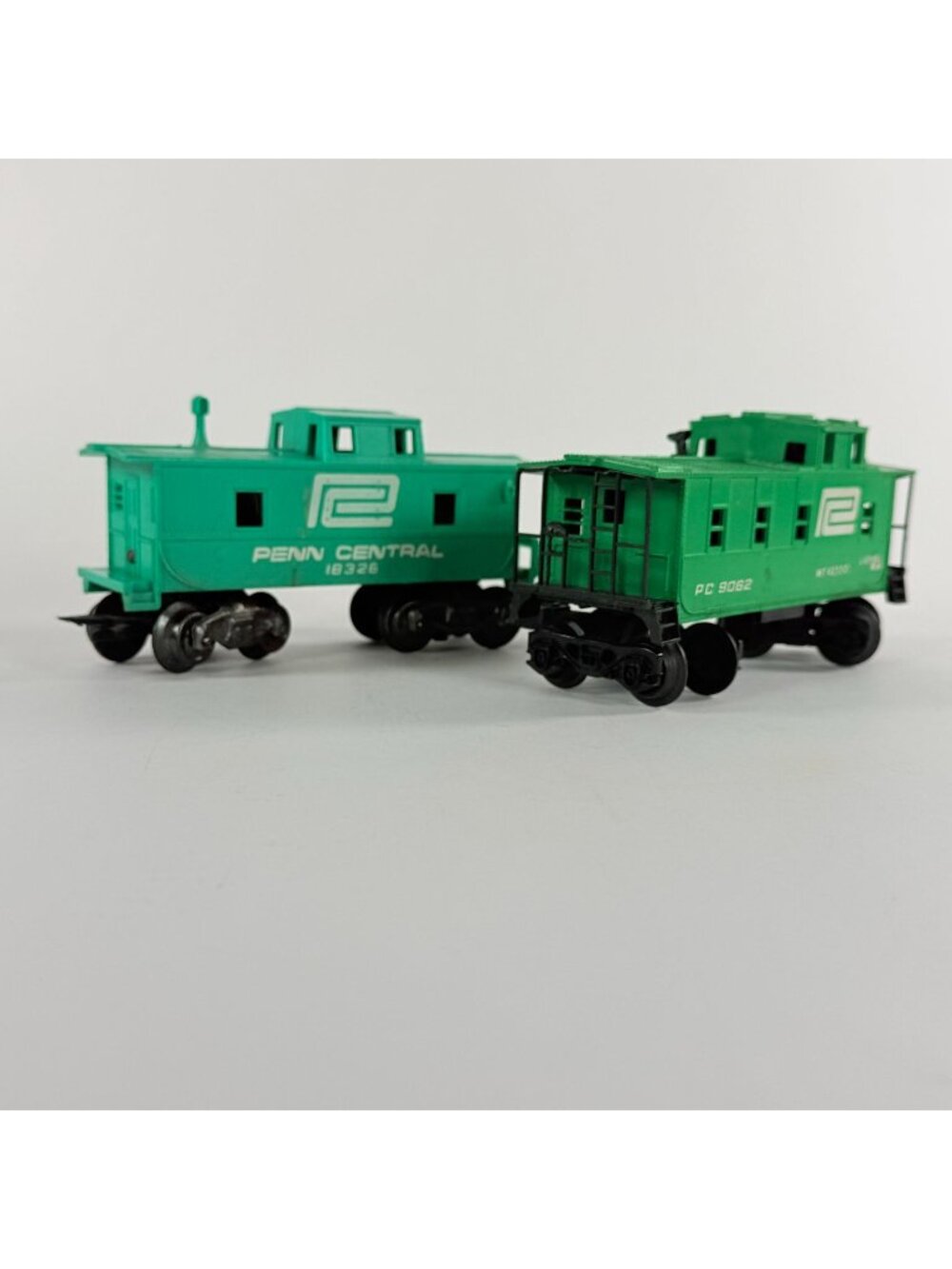 Lionel 2 Green Penn Central O Gauge Caboose 18325 & PC 9062